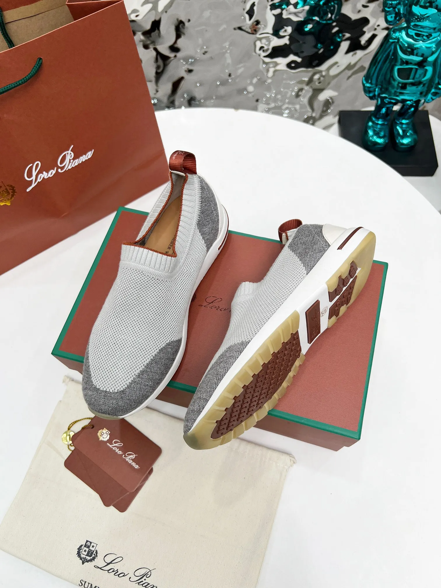 👟👟Ex-factory price 440👟👟 Men’s size +10 🧨🧨🧨Loropiana’s new board is online! This product is made of imported nylon velvet and developed from original boards. It is light, comfortable and breathable, and is suitable for all seasons. Size: 35-41, (Note: 35 and 41 are not returnable or exchangeable),